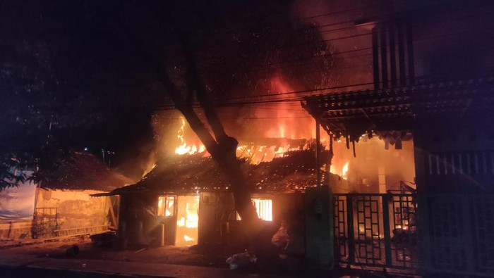 Salah satu tumah warga yang terbakar di Jalan Gunung Agung Lingkungan Loloan Timur RT 01 Kelurahan Loloan Timur Kecamatan Jembrana, Minggu (5/3/2023). (IST)
