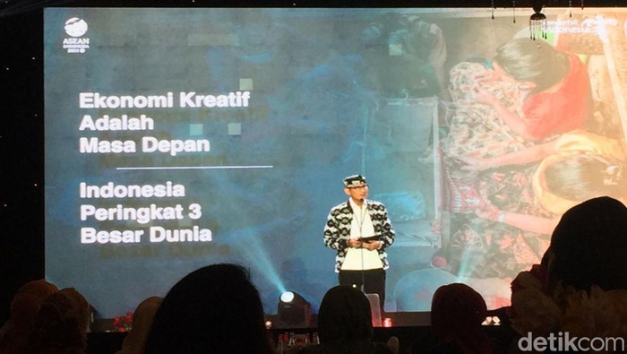 Sandiaga Uno dalam acara penghargaan RichWorks International di Hotel Indonesia Kempinski, Jakarta, Senin (6/3/2023).