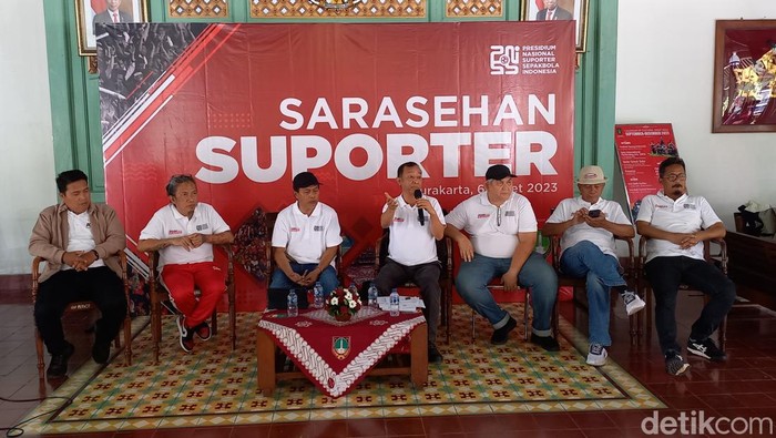 Sarasehan Presidium Nasional Suporter Sepakbola Indonesia (PN-SSI) di rumah dinas Wali Kota Solo, Senin (6/3/2023).