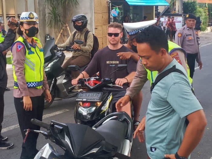 Satlantas Polres Badung razia pengendara motor di kawasan Pipitan, Desa Canggu, Badung, Bali, Senin (6/3/2023).