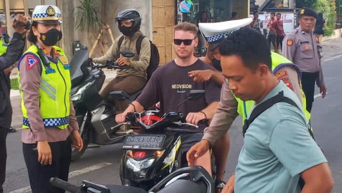 Satlantas Polres Badung razia pengendara motor di kawasan Pipitan, Desa Canggu, Badung, Bali, Senin (6/3/2023).
