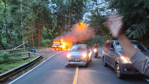 Sebuah mobil minibus berpelat DK 7340 UV terbakar di pinggir Jalan Singaraja-Denpasar, tepatnya di wilayah Banjar Dinas Wirabuana, Desa Gitgit, Kecamatan Sukasada, Kabupaten Buleleng, Bali, Senin (6/3/2023).