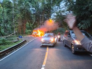 Terungkap, Misteri Sopir Tewas di Samping Minibus yang Terbakar