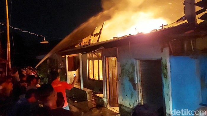 Sebuah rumah di permukiman padat penduduk di Pekalongan Timur, Kota Pekalongan, hangus terbakar, Senin (6/3/2023).