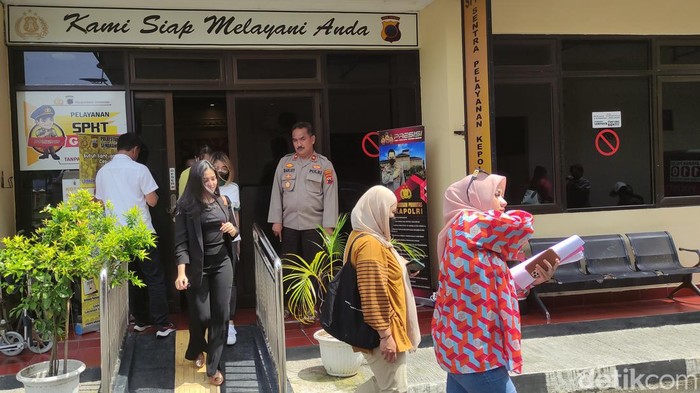 Sejumlah member mengadukan admin arisan di Semarang yang diduga melarikan uang, Senin (6/3/2023).