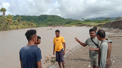 Sejumlah warga melakukan pencarian pemuda terseret banjir Sungai Kapsali, Amfoang Barat Daya, Kabupaten Kupang, NTT, Senin (6/3/2023).