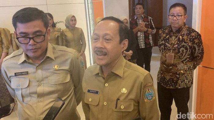 Sekdaprov Sumut Arief Sudarto usai ikuti RUPS LB Bank Sumut  (Kartika Sari/detikSumut)