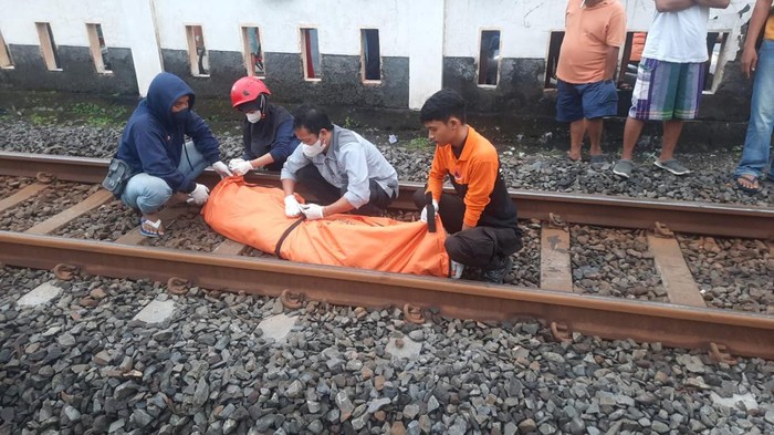 Seorang pria ditemukan tewas tertabrak kereta api (KA) di Jalan Demak Surabaya