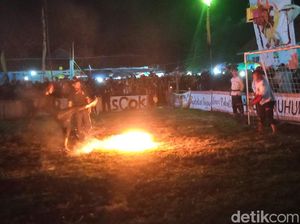 Melihat Keseruan Santri di Cirebon Tendang Bola Api