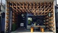 Di kawasan Dazaifu Tenmangu Omotesando memiliki gerai Starbucks yang cantik dan mirip seperti karya seni. Kafe ini didesain dengan 2.000 barang kayu berkisi-kisi yang menghiasi seluruh kafe. Foto: site news