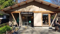 Starbucks di Ueno Park, Tokyo ini juga menjadi salah satu gerai yang cantik di Jepang. Gerainya memang terlihat sederhana, namun pemandangan di sekitarnya yang cantik karena banyaknya bunga sakura, apalagi saat musim semi. Foto: site news