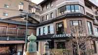 Sanjo Ohashi juga terdapat gerai Starbucks yang cantik. Berupa bangunan bata kontemporer yang terletak di samping Sungai Kamogawa. Pemandangan yang cantik membuat suasana minum kopi menjadi lebih nyaman. Foto: site news