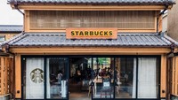 Gerai Starbucks satu ini memiliki tema taman yang cantik di bagian dalamnya. Lokasinya ada di Kanetsuki Dori, Kawagoe. Konsepnya terlihat seperti rumah tradisional Jepang dengan eksterior kayu hingga panel geser fusuma. Foto: site news
