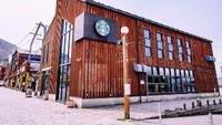Gerai Starbucks di Hokkaido berikut ini juga tampak cantik. Berdiri di Gudang Bata Merah Kanemori, gerai ini dikeliling panel kayu merah bata dan jendela kaca. Lokasi Starbucks ini juga tepat di sebelah pantai. Foto: site news