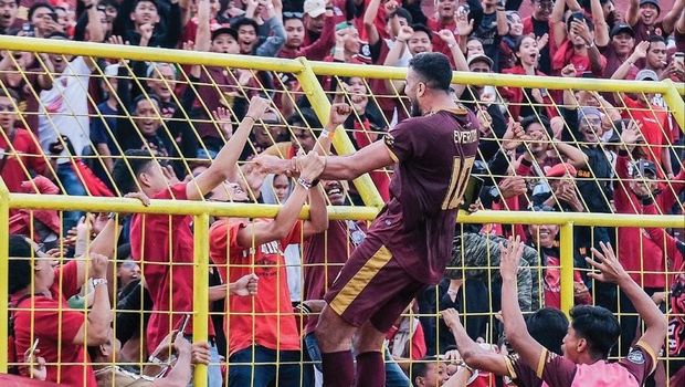 Striker PSM Makassar Everton Nascimento melakukan selebrasi merayakan golnya ke gawang Persis Solo di Stadion Gelora BJ Habibie, Parepare dalam laga pekan ke-28 Liga 1 2022/2023.