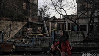 Pemerintah berencana merelokasi Depo Pertamina Plumpang atau warga sekitar pascakebakaran yang menewaskan 19 orang. Warga korban kebakaran depo Plumpang menolak dipindah.