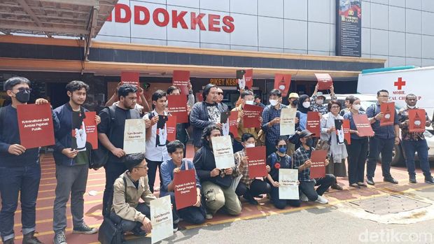 Teman bawa poster 'Kami Bersama Haris-Fatia' dukungan ke  Haris Azhar dan Fatia Maulidiyanti