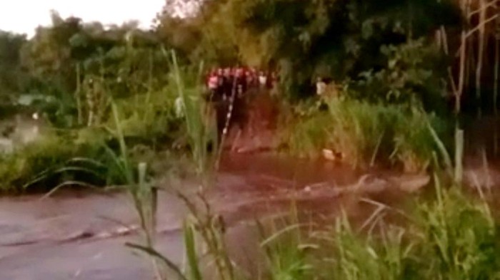 Terjebak flushing bendungan tulungagung