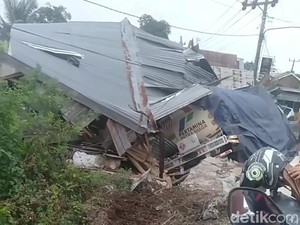 Rumah Warga di Palembang Hancur Diseruduk Truk Pertamina