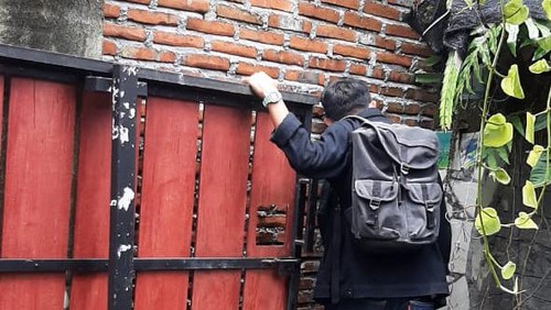Gang warga di Mataram ditembok karena sering cekcok. Tetangganya terpaksa mengungsi ke rumah keluarganya, Selasa (28/2/2023).
