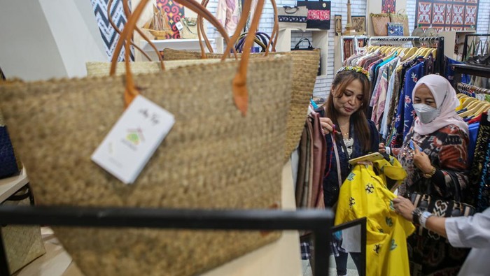 Pengunjung melihat produk kerajinan UMKM binaan Pertamina pada pameran The Jakarta International Handicraft Trade Fair (INACRAFT) 2023 di Jakarta Convention Center, Jakarta, Jumat (3/3/2023). Sebanyak 24 UMKM binaan Pertamina hadir dalam pameran tersebut sebagai bagian dari program Tanggung Jawab Sosial dan Lingkungan (TJSL) perusahaan dalam mewujudkan kemandirian ekonomi sekaligus dukungan Pertamina untuk meningkatkan pertumbuhan ekonomi yang inklusif dan berkelanjutan serta kesempatan kerja yang produktif dan menyeluruh. ANTARA FOTO/Fauzan/rwa.