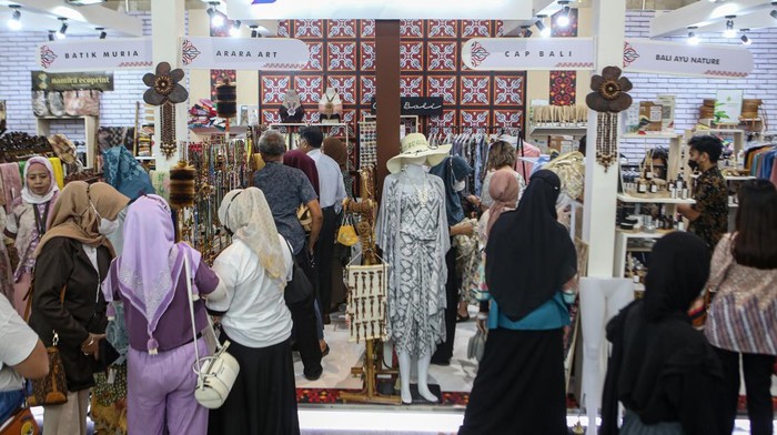 UMKM BINAAN PERTAMINA DI INACRAFT 2023 Pengunjung melihat produk kerajinan UMKM binaan Pertamina pada pameran The Jakarta International Handicraft Trade Fair (INACRAFT) 2023 di Jakarta Convention Center, Jakarta, Jumat (3/3/2023). Sebanyak 24 UMKM binaan Pertamina hadir dalam pameran tersebut sebagai bagian dari program Tanggung Jawab Sosial dan Lingkungan (TJSL) perusahaan dalam mewujudkan kemandirian ekonomi sekaligus dukungan Pertamina untuk meningkatkan pertumbuhan ekonomi yang inklusif dan berkelanjutan serta kesempatan kerja yang produktif dan menyeluruh. ANTARA FOTO/Fauzan/rwa.