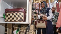 VP CSR & SMEPP Pertamina Fajriyah Usman (kiri) mengunjungi UMKM binaan Pertamina pada pameran The Jakarta International Handicraft Trade Fair (INACRAFT) 2023 di Jakarta Convention Center, Jakarta.