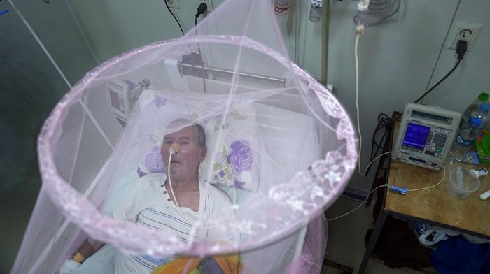 Nurse Liz Cabanas attends to a man infected with chikungunya at Clinicas Hospital in San Lorenzo, Paraguay, Friday, March 3, 2023. The General Directorate of Health Surveillance stated that in the last three weeks more than 1200 cases of the mosquito-borne illness have been reported. (AP Photo/Jorge Saenz)