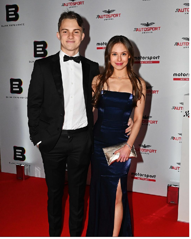 Lily Zneimer, wanita cantik ini merupakan kekasih pembalap F1 asal Australia, Oscar Piastri. Keduanya belum terbuka soal hubungan mereka. Namun Piastri sudah menggandeng sang kekasih saat menghadiri acara penting dalam dunia balap, Autosport Awards. Foto: Instagram