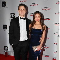 Lily Zneimer, wanita cantik ini merupakan kekasih pembalap F1 asal Australia, Oscar Piastri. Keduanya belum terbuka soal hubungan mereka. Namun Piastri sudah menggandeng sang kekasih saat menghadiri acara penting dalam dunia balap, Autosport Awards. Foto: Instagram