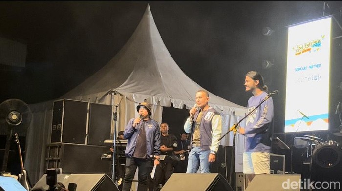 Wagub Ijeck naik ke panggung saat konser Hajatan Anak Medan. (Kartika Sari/detikSumut)