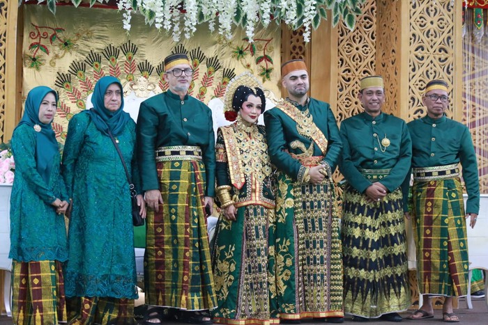 Wajo Gadis bernama Andi Nur Rahmah Wahidah Inayah (28) di Kabupaten Wajo, Sulawesi Selatan (Sulsel) dilamar pria Afganistan bernama Hadi Jacob (29) dengan mahar 600 gram emas.