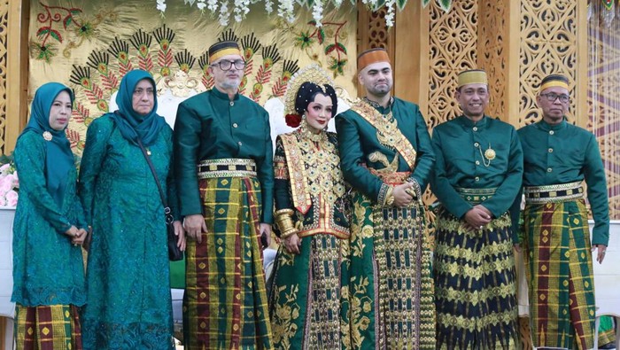 Gadis bernama Andi Nur Rahmah Wahidah Inayah (28) di Kabupaten Wajo, Sulawesi Selatan (Sulsel) dilamar pria Afganistan bernama Hadi Jacob (29) dengan mahar 600 gram emas.