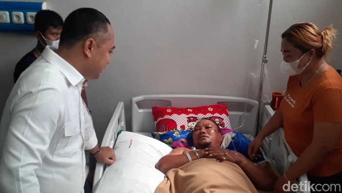 Wali Kota Eri jenguk satpol pp ditabrak pemotor mabuk Surabaya
