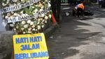 Warga Bogor Protes Jalan Rusak, Tandai dengan Karangan Bunga