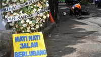 Seorang pengendara motor terjatuh akibat jalan berlubang di Binamarga, Kota Bogor, Jawa Barat, Senin (6/3/2023).  