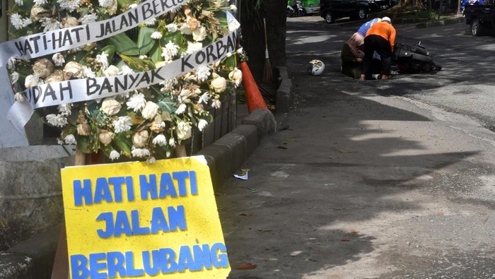 Warga Bogor Protes Jalan Rusak, Tandai dengan Karangan Bunga Sejumlah kendaraan melintas di jalan berlubang, Binamarga, Kota Bogor, Jawa Barat, Senin (6/3/2023). Warga meletakkan karangan bunga di lokasi jalan berlubang tersebut akibat banyaknya pengendara motor yang terjatuh sementara belum ada perbaikan dari dinas terkait di Pemerintah Kota Bogor. ANTARA FOTO/Arif Firmansyah/hp.