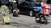 Warga sengaja meletakkan karangan bunga di lokasi jalan berlubang tersebut akibat banyaknya pengendara motor yang terjatuh sementara belum ada perbaikan dari dinas terkait di Pemerintah Kota Bogor. 