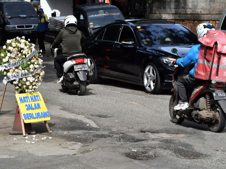 Warga Bogor Protes Jalan Rusak, Tandai dengan Karangan Bunga
