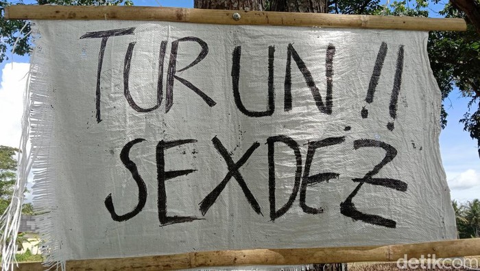 Warga desak sekdes di Purworejo mundur gegara foto bugil, Senin (6/3/2023).