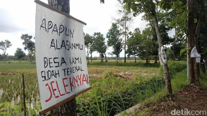 Warga desak sekdes di Purworejo mundur gegara foto bugil, Senin (6/3/2023).