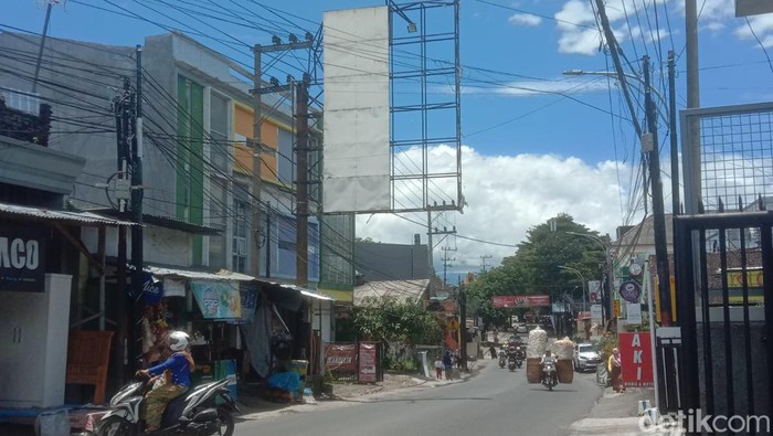 warga kota malang tertimpa papan reklame