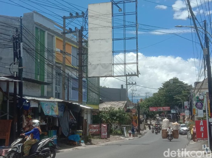 warga kota malang tertimpa papan reklame