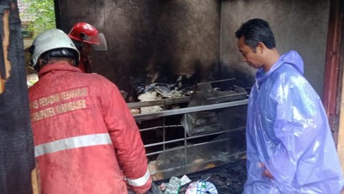 Warung sembako di Banjar DIinas Perangsari Kelod, Selat, Karangasem, terbakar dan barang dagangannya ludes dilalap si jago merah.