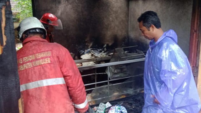 Warung sembako di Banjar DIinas Perangsari Kelod, Selat, Karangasem, terbakar dan barang dagangannya ludes dilalap si jago merah.