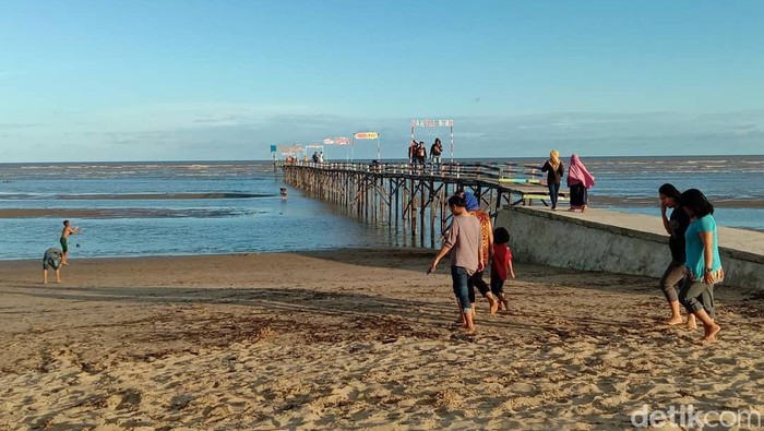 Wisata Pantai Biru yang berada di Kecamatan Marangkayu, Kukar, Kaltim. Lokasi wisata terbersih yang memiliki Terumbu Karang sebagai primadonanya.