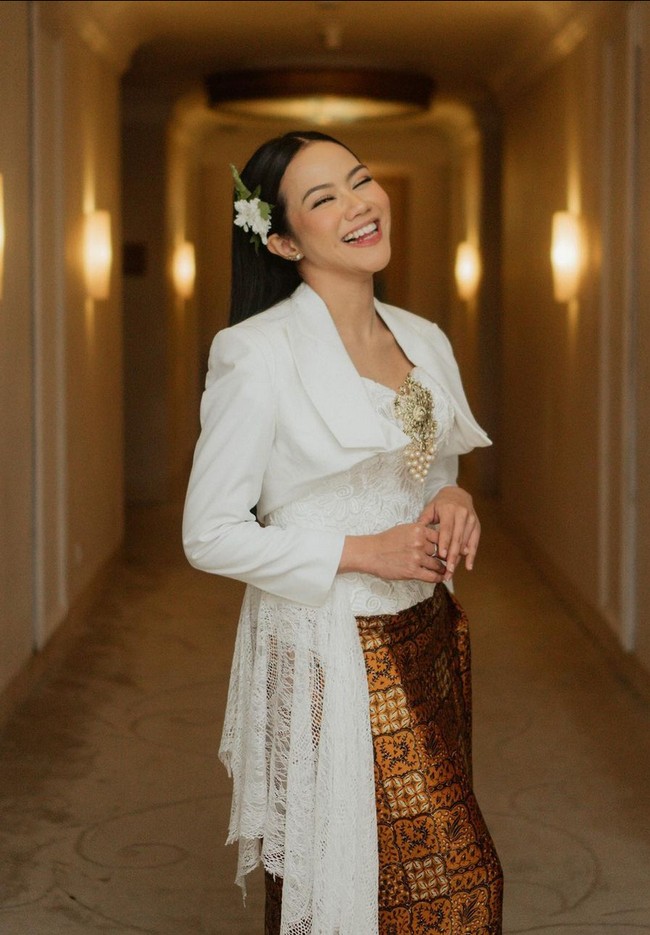 Pelantun lagu ‘Dunia Tipu-tipu’ ini tampil anggun dengan memadukan crop blazer, bustier berbahan lace dan kain batik. Bros di bagian tengah mempercantik penampilannya. Foto: Instagram/@yurayunita