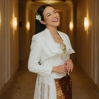 Pelantun lagu ‘Dunia Tipu-tipu’ ini tampil anggun dengan memadukan crop blazer, bustier berbahan lace dan kain batik. Bros di bagian tengah mempercantik penampilannya. Foto: Instagram/@yurayunita