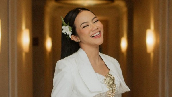 8 Gaya Unik Yura Yunita Pakai Kebaya, Mewah Hingga Edgy