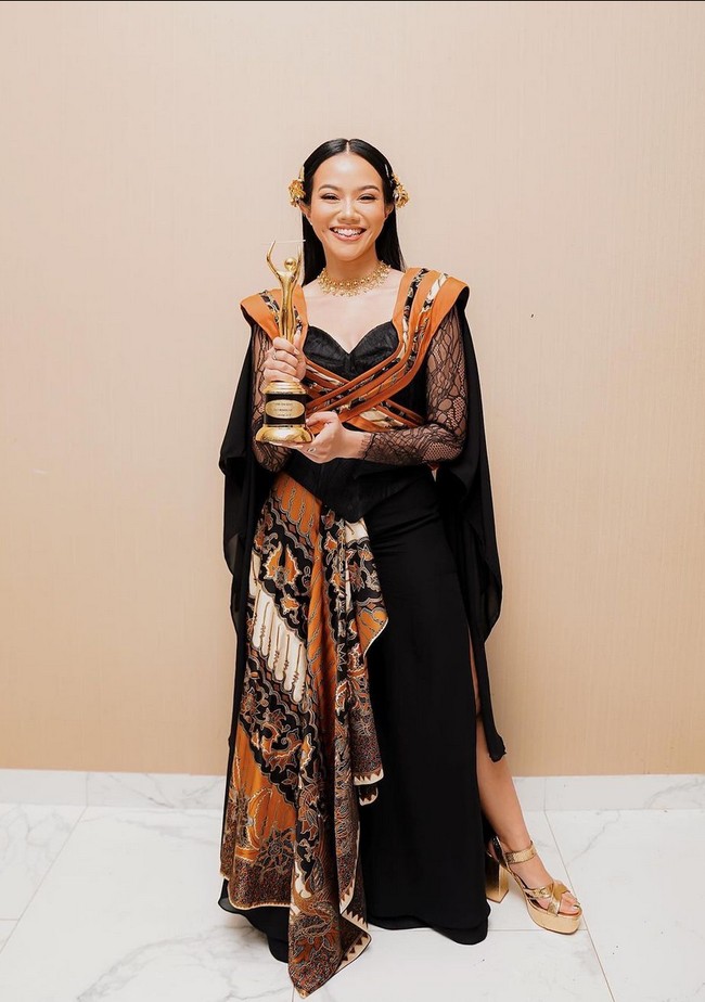 Tampil di AMI Awards ke-25, Yura tampil elegan berbalut kebaya hitam yang dimodifikasi menjadi gaun. Busana karya Ayung Berinda ini dipadukan dengan kain batik yang dijadikan aksen pada bagian bahu dan depan. Aksesori bernuansa emas melengkapi kecantikan Indonesia seorang Yura Yunita. Foto: Instagram/@yurayunita